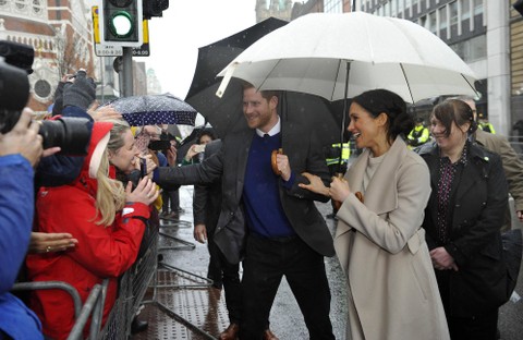 Pangeran Harry dan Meghan Markle menyapa para simpatisan di luar gedung bersejarah, The Crown Liquor Saloon di Belfast, pada 23 Maret 2018. Foto: Mark Marlow/AFP