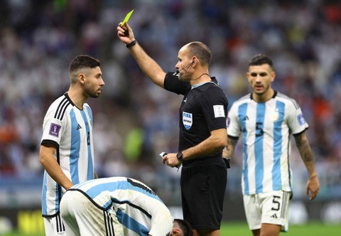 Wasit Kontroversial Belanda vs Argentina Kembali Berulah di Laga Barcelona (2)