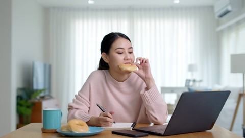 Ilustrasi perempuan multitasking. Foto: Chaay_Tee/Shutterstock