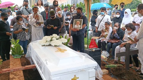 Foto: Isak Tangis Keluarga Iringi Pemakaman Remy Sylado