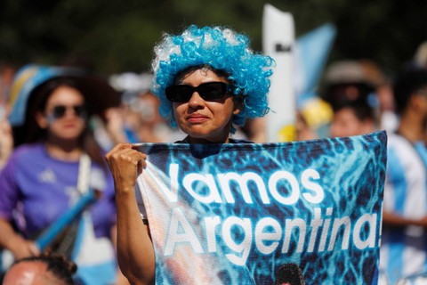 Fan Argentina merayakan kemenangan atas Kroasia dan memastikan lolos ke final Piala Dunia 2022 Qatar di Buenos Aires, Argentina. Foto: Agustin Marcarian/REUTERS