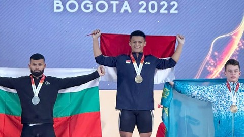 Lifter nasional sekaligus atlet binaan PORBIN Rizki Juniansyah meraih emas di ajang Internasional Weightlifting Federation (IWF) World Championship 2022 yang berlangsung di Kota Bogota, Kolombia. Foto: Dok. Istimewa