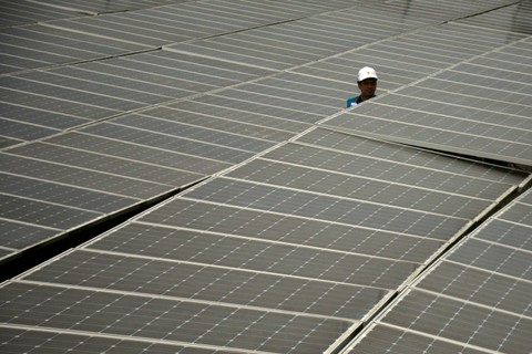 Petugas PLN mengecek panel Pembangkit Listrik Tenaga Surya (PLTS) di Pulau Kodingareng, Kecamatan Sangkarrang, Makassar, Sulawesi Selatan, Kamis (15/12/2022). Foto: Abriawan Abhe/ANTARA FOTO