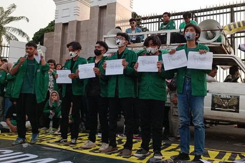 Massa aksi mahasiswa tuntut pencabutan KUHP membakar ban dan menampilkan teatrikal di depan Gedung DPR, Jakarta, Kamis (15/12/2022). Foto: Zamachsyari/kumparan