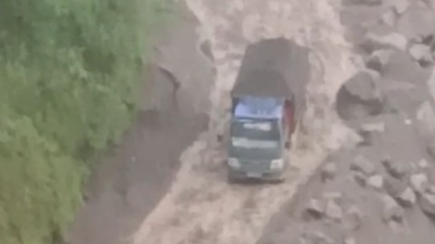 Truk Terjebak Banjir di Kali Gendol Akibat Hujan di Puncak Merapi