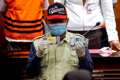Barang bukti hasil Operasi Tangkap Tangan (OTT) KPK terhadap Wak... </div>
<div class=
