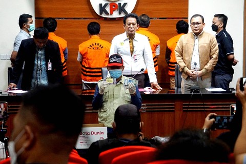 Foto: KPK Tahan Wakil Ketua DPRD Jatim Sahat Tua Simandjuntak
