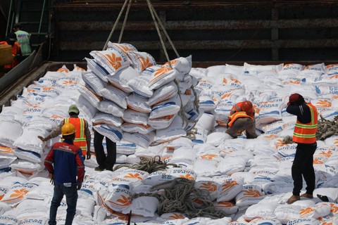 Pekerja melakukan bongkar muat beras impor dari Vietnam di pelabuhan Tanjung Priok, Jakarta, Jumat (16/12).  Foto: Aditia Noviansyah/kumparan