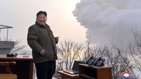 Pemimpin Korea Utara Kim Jong-un melihat uji coba 'mesin berbahan bakar bakar padat dengan daya dorong tinggi' untuk mengembangkan senjata baru di Sohae Satellite Launching Ground di Tongchang-ri, Korea Utara pada Kamis (15/12). Foto: KCNA/via REUTERS