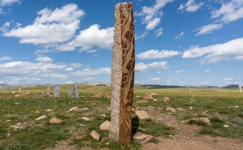 Beberapa batu rusa berdiri di padang rumput Mongolia dekat Moron. Foto:  Daan Kloeg/Shutterstock