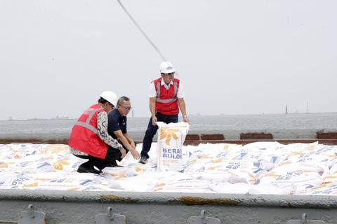 Menteri Perdagangan Zulkifli Hasan mengecek kedatangan beras impor dari Vietnam di Pelabuhan Tanjung Priok, Jakarta, Jumat (16/12/2022). Foto: Dok. Kemendag