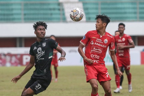 Pemain Persija Jakarta Dony Pamungkas (kanan) berebut bola dengan pemain Persebaya Surabaya Alta Ballah (kiri) pada pertandingan Liga 1 di Stadion Maguwoharjo, Sleman, DI Yogyakarta, Jumat (16/12/2022). Foto: Hendra Nurdiyansyah/ANTARA FOTO