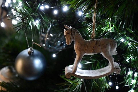 Tata Cara Hias Pohon Natal yang Indah dan Menarik (1)