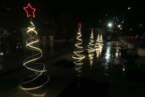 Ornamen Natal Terpasang di Jantung Kota Surabaya (1)