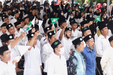 Setarakan Ponpes dengan Pendidikan Formal, Ganjar Didukung 1.000 Santri Bandung 