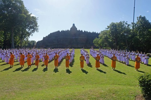 Foto: Umat Buddha Jalani Ritual Pradaksina Dalam Upacara Pabbajja Samanera