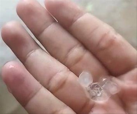 Warga Abadikan Fenomena Hujan Es di Natar, Lampung Selatan