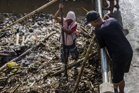 Foto: Sampah Kiriman Menumpuk di Aliran Sungai Cikapundung, Bandung