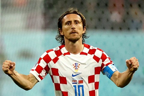 Pemain Kroasia Luka Modric berselebrasi setelah pertandingan saat mereka meraih tempat ke-3 Piala Dunia 2022 di Stadion Internasional Khalifa, Doha, Qatar, Sabtu (17/12/2022). Foto: Lee Smith/REUTERS
