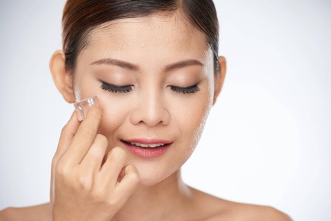 Mencuci wajah dengan es batu bisa mengurangi pembengkakan pada wajah. Foto: Dragon Images/Shutterstock