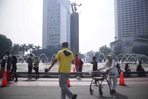 Warga beraktivitas di Car Free Day di kawasan Bundaran HI, Jakarta pada Minggu (18/12/2022). Foto: Iqbal Firdaus/kumparan