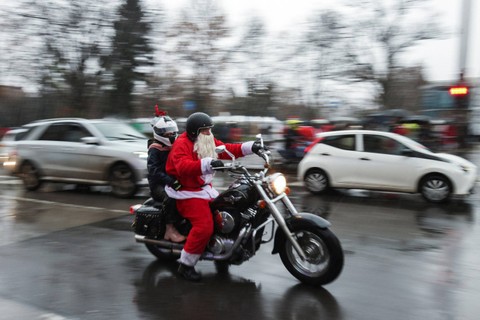 Foto: Pengendara Motor Berpakaian Sinterklas Sambut Natal di Bulgaria