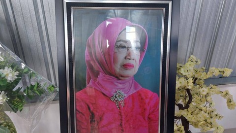 Usai Hadiri Pengajian 1.000 Hari Ibunda, Jokowi ke Makam Pasang Nisan