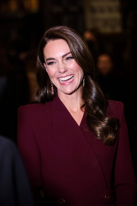 Tampilan Kate Middleton saat menghadiri Together At Christmas Carol Service di Gereja Westminster Abbey, Kamis (15/12/2022). Foto: Richard Pohle / POOL / AFP