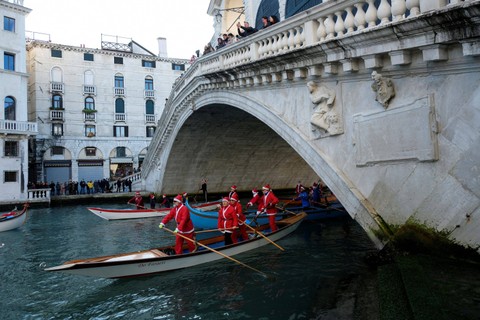 Foto: Puluhan Sinterklas Ikut Lomba Mendayung di Kanal Venesia