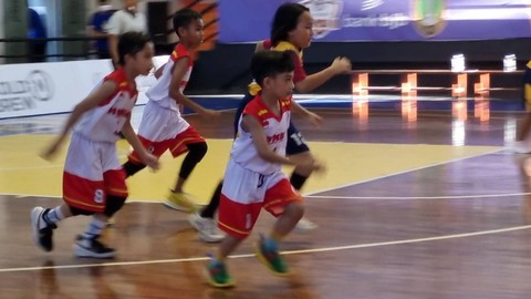 Aksi Jan Ethes Ikut Kompetisi Basket, Hampir Memasukkan Bola ke Ring Sendiri (1)