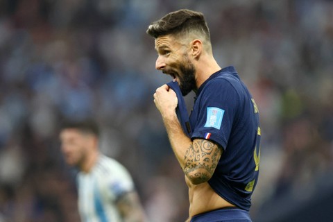 Frustrasi, Olivier Giroud Banting Botol Usai Ditarik Keluar di Final Piala Dunia (1)