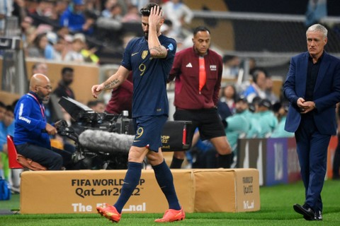 Frustrasi, Olivier Giroud Banting Botol Usai Ditarik Keluar di Final Piala Dunia