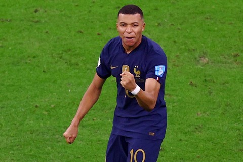 Pemain Prancis Kylian Mbappe merayakan gol pertama mereka dari titik penalti saat melawan Argentina pada final Piala Dunia 2022, di Stadion Lusail, Lusail, Qatar, Minggu (18/12/2022). Foto: Paul Childs/REUTERS