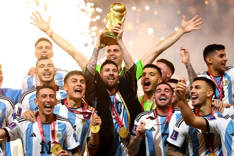 Qatar Ingin Kenalkan Budaya Muslim dengan Pakaikan Messi Jubah Tradisional Arab (1)