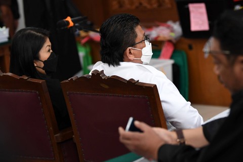 Para terdakwa kasus pembunuhan berencana Brigadir Yosua Hutabarat, Ferdy Sambo (kanan) dan istri Putri Candrawathi bersiap menjalani sidang lanjutan di Pengadilan Negeri Jakarta Selatan, Jakarta, Senin (19/12/2022).  Foto: Sigid Kurniawan/ANTARA FOTO