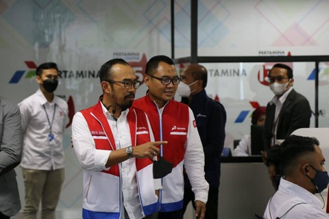 Direktur Utama PT Pertamina Patra Niaga, Riva Siahaan, turut hadir melakukan peninjauan di tengah kesibukan para operator PCC 135 di Gedung Infomedia Nusantara, Kota Bandung, pada Senin (19/12/2022).  Foto: Pertamina