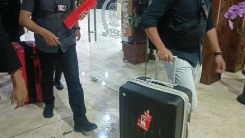 7 Jam Geledah Gedung DPRD Jatim, KPK Angkut 3 Koper Berisi Barang Bukti (1)