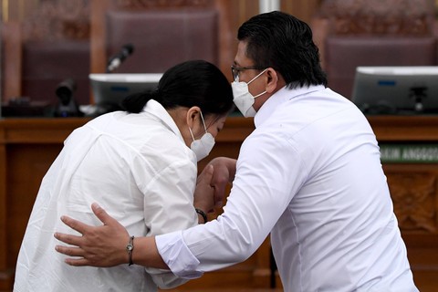Terdakwa kasus pembunuhan berencana Brigadir Yosua Hutabarat, Ferdy Sambo (kanan) mencium istrinya, Putri Candrawathi yang juga terdakwa saat tiba dalam sidang lanjutan di Pengadilan Negeri Jakarta Selatan, Jakarta, Selasa (20/12/2022).  Foto: Sigid Kurniawan/ANTARA FOTO