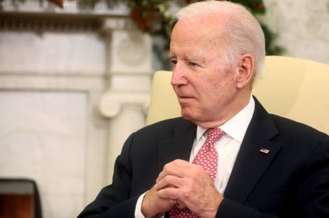 Presiden AS Joe Biden mengadakan pertemuan bilateral dengan Presiden Ekuador Guillermo Lasso di Oval Office Gedung Putih di Washington, AS, Senin (19/12/2022). Foto: Leah Millis/REUTERS