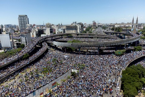Ilustrasi kerumunan manusia di Buenos Aires, Argentina, Selasa (20/12).  Foto: Gonzalo Colini/REUTERS