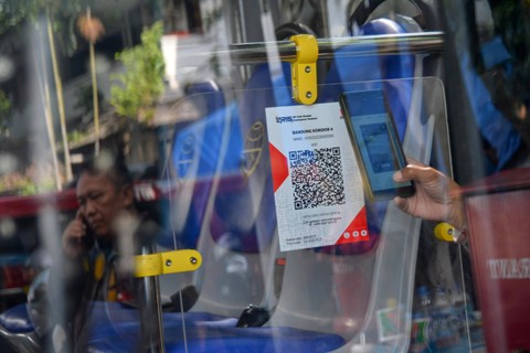 Bank Indonesia mengembangkan fitur transaksi digital QRIS, sehingga kini bisa digunakan untuk tarik tunai, transfer, dan setor dana. Foto: Raisan Al Farisi/ANTARA FOTO