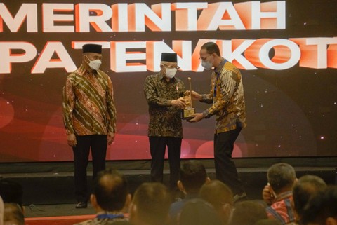 Foto: Ma'ruf Amin Serahkan Anugerah Revolusi Mental