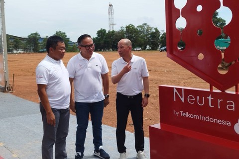 Kiri ke kanan: Dirut Telkom Ririek Adriansyah, Wamen BUMN II Kartika Wirjoatmodjo, dan CEO Singtel Yuen Kwan Moon di acara groundbreaking data center di Batam, Rabu (21/12). Foto: Wendiyanto Saputro/kumparan