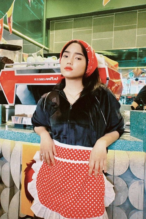 Fuji Utami jajal jadi pelayan Karen's Diner. Foto: Instagram/@fuji_an
