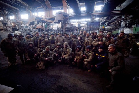 Presiden Ukraina Volodymyr Zelensky berfoto dengan tentara Ukraina saat ia mengunjungi posisi mereka di kota garis depan Bakhmut, di wilayah Donetsk, Ukraina, Selasa (20/12/2022). Foto: Ukrainian Presidential Press Service/Handout via REUTERS