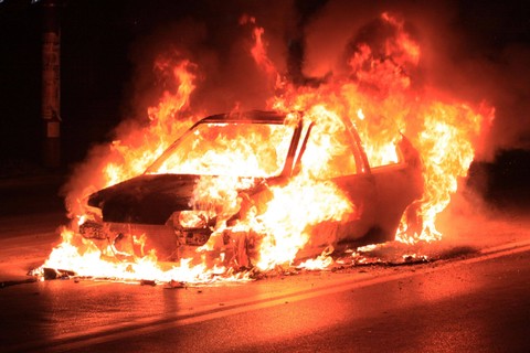 Ilustrasi mobil terbakar. Foto: Shutterstock