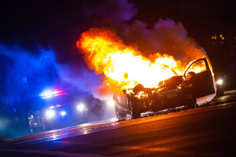 Ilustrasi mobil terbakar. Foto: Shutterstock