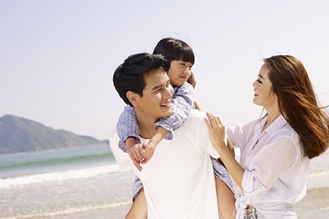 Ilustrasi anak digendong. Foto: Shutterstock