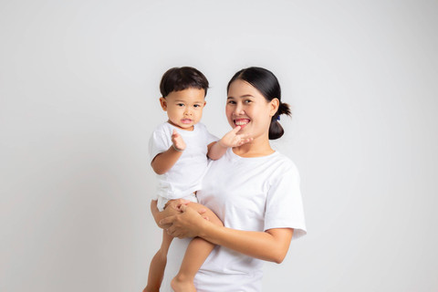 Ilustrasi anak digendong. Foto: Shutterstock