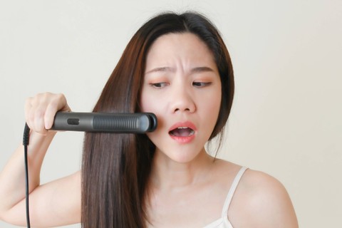 Ilustrasi perempuan mencatok rambut. Foto: Shutterstock